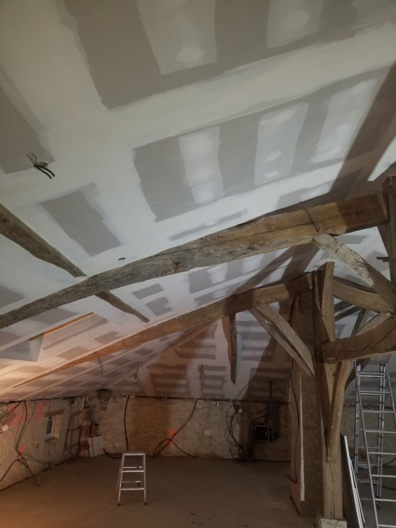 Aménagement de combles avec pose de plaques de plâtre par un plaquiste à Mont-de-Marsan, plafond isolé et bandes en cours de finition