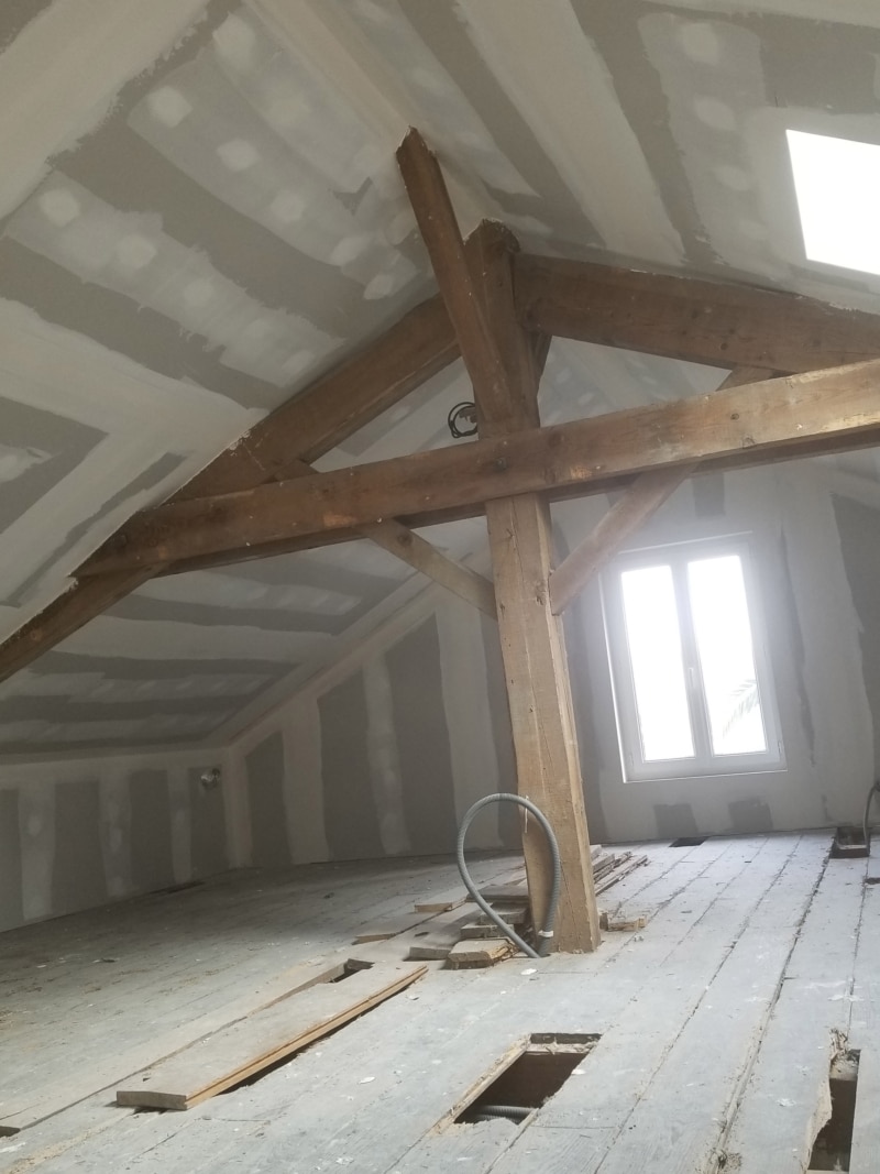 Aménagement de combles avec pose de plaques de plâtre par un plaquiste à Capbreton, isolation et bandes en cours de finition